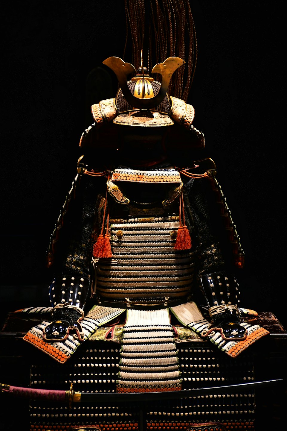 Antieke Japanse samurai-harnas met helm en katana-zwaard.
